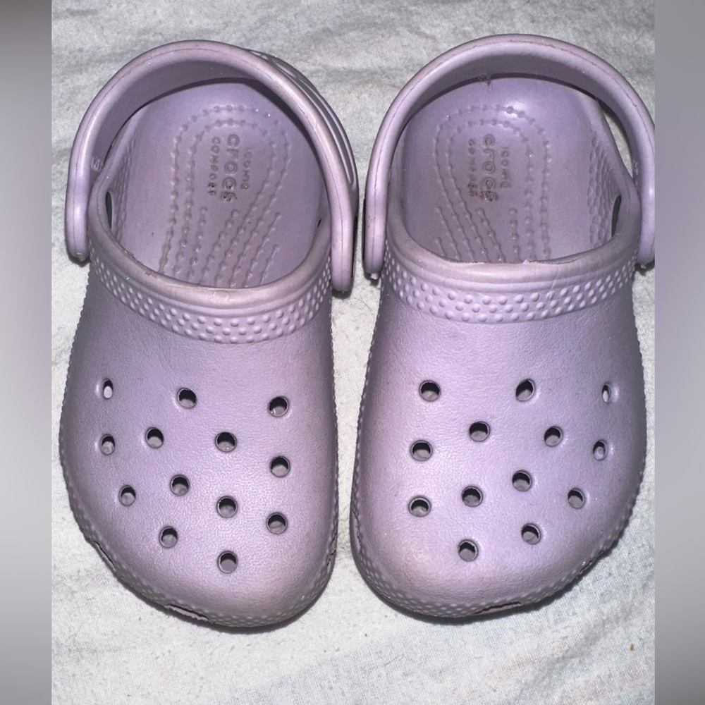 Toddler crocs, lavender, size C6. Lightweight.